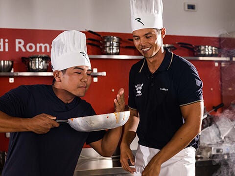 Kurt Kitayama e Johannes Veerman cucinano insieme